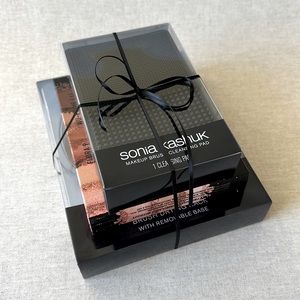 Sonia Kashuk MakeUp Brush Cleansing Pad & Drying Rack with Jason Wu Eye Pallete